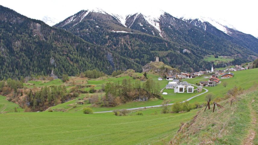 Das Smaragdgebiet von Ardez erstreckt sich von den Auen am Inn über die Ebene des Dorfes bis hin zu den Trockenwiesenhängen und bis zur Waldgrenze. Fotos: Stefanie Wick Widmer
