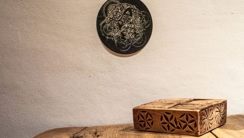 Die Rosetten nehmen Bezug zu den musealen Ausstellungsstücken und verschmelzen mit dem Museumsinterieur. Foto: Jon Duschletta