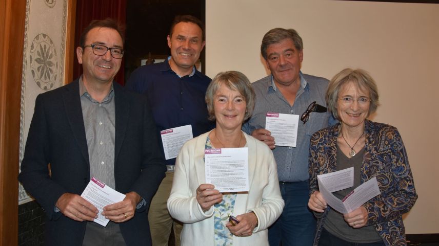 Han cumbattü ils ultims ons pels böts da la Pro Idioms. Da schnestra: Gian Nicolay, Domenic Toutsch, Anna Chatrina Brunold, Armon Parolini e Chatrina Urech (fotografia: Nicolo Bass).