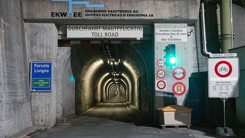 Al tunnel Munt la Schera daja d’inviern adüna darcheu colonnas – l’andamaint cun cumprar il bigliet douvra tenor il Comune di Livigno massa bler temp. fotografia: OEE