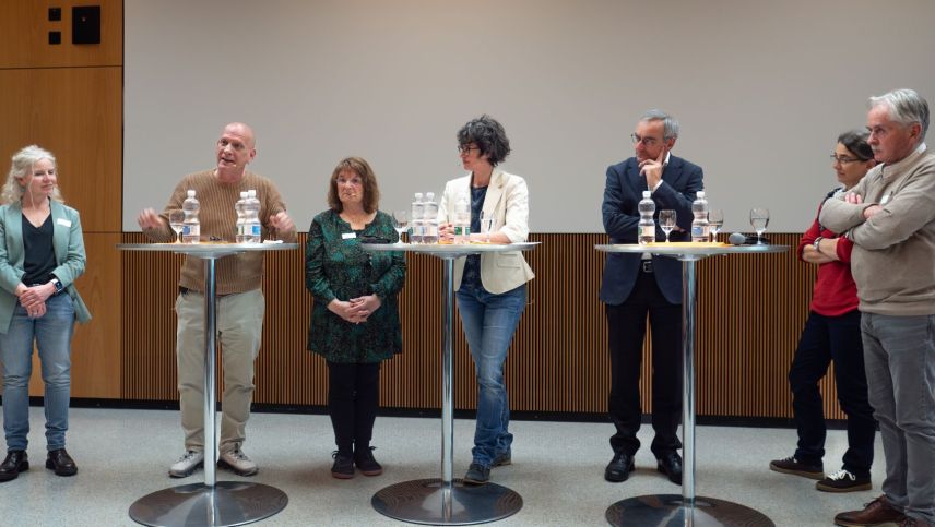 V. l: Judith Wyttenbach, Uni Bern, Daniel Huber, Radgenoss. der Landstrasse, Uschi Waser, Naschet Jenische, Moderatorin Stefanie Hablützel, Thomas Kollegger, Amt für Gemeinden, Pascale Steiner, Cazis und Christian Theus, Bonaduz. Foto: Jon Duschletta