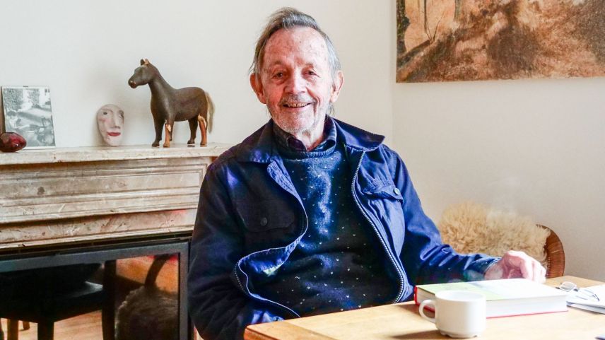 Fachautor Hans Weiss will, dass über relevante Themen gelesen und diskutiert werden kann. Hier in seiner Berner Wohnung. Foto: Jon Duschletta