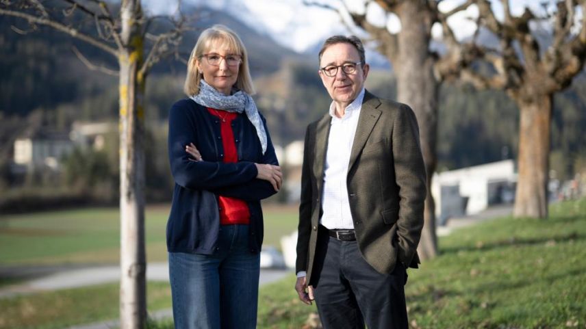 Sandra Eicher ha surdat la direcziun da la fundaziun da la Bergschule Avrona a Hans Peter Spreng (fotografia: Mayk Wendt).