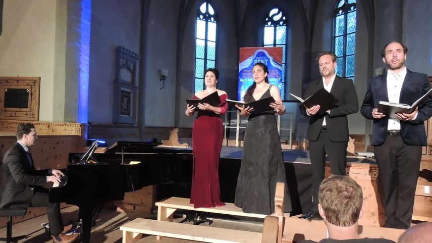 Il quintett cun Simon Bächinger (da schnestra), Sara Bigna Janett, Gianna Lunardi, Daniel Bentz e Chasper-Curo Mani (fotografia: Benedict Stecher).