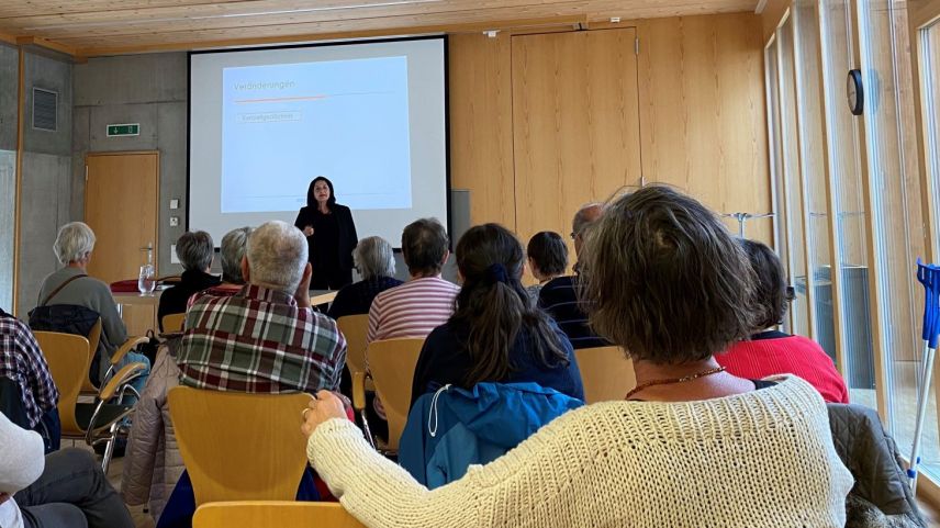 Bettina Ugolini ha declerà sco cha paraints pon evitar da manchantar lur agens bsögns illa chüra da confamiliars (fotografia: Andri Netzer).