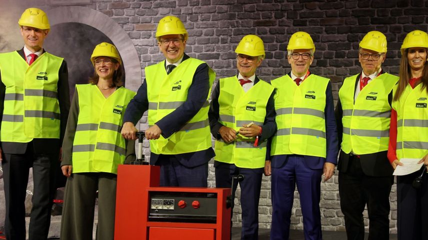 Bundesrat Albert Rösti sprengt mit Hilfe von RhB-Direktor Renato Fasciati (L) und weiteren Helfern recht spektakulaer die letzten "Felsen" aus dem Albulatunnel II. Foto: Swiss-Image