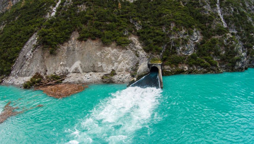 Das zur Stromproduktion benötigte Innwasser wird in S-chanf gefasst. Danach fliesst es mit minimalem Gefälle durch den 15 Kilometer langen Freispiegelstollen in das Ausgleichsbecken Ova Spin (im Bild). Foto: Engadiner Kraftwerke AG