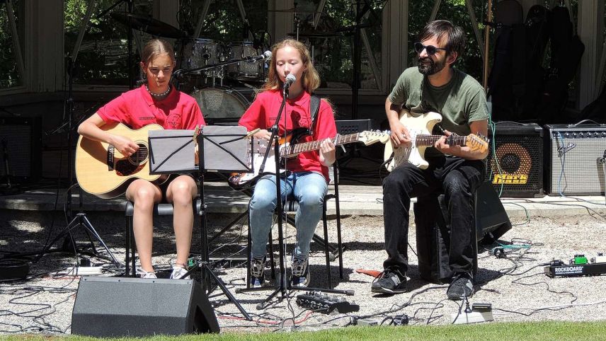 Da la partida d’eiran eir musicas da rock e da pop, i’l parc a Vulpera. fotografia: Benedict Stecher