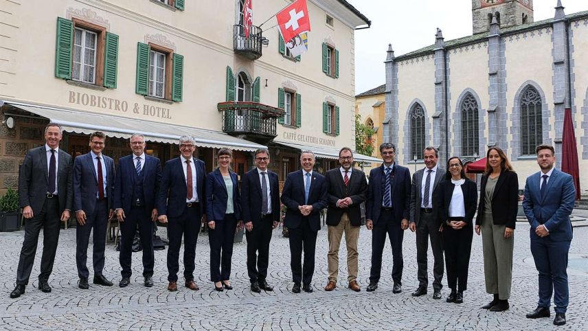Gruppenfoto mit Aussenminister Ignazio Cassis auf dem Dorfplatz von Poschiavo. Foto: z.Vfg.