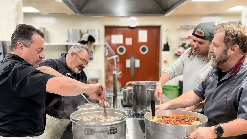 Das Küchenteam, gut gelaunt am Herd.