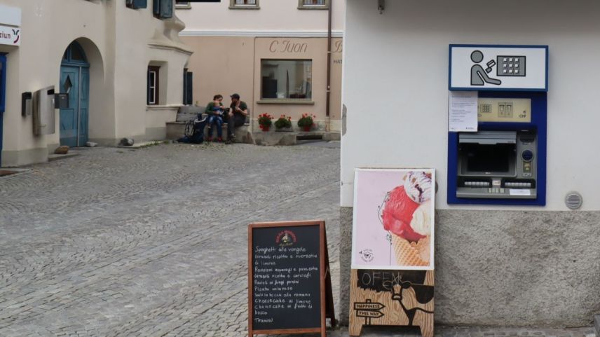 La Banca Chantunala Grischuna hat tut our d’funcziun seis bancomat a Sent (fotografia: Martin Camichel).