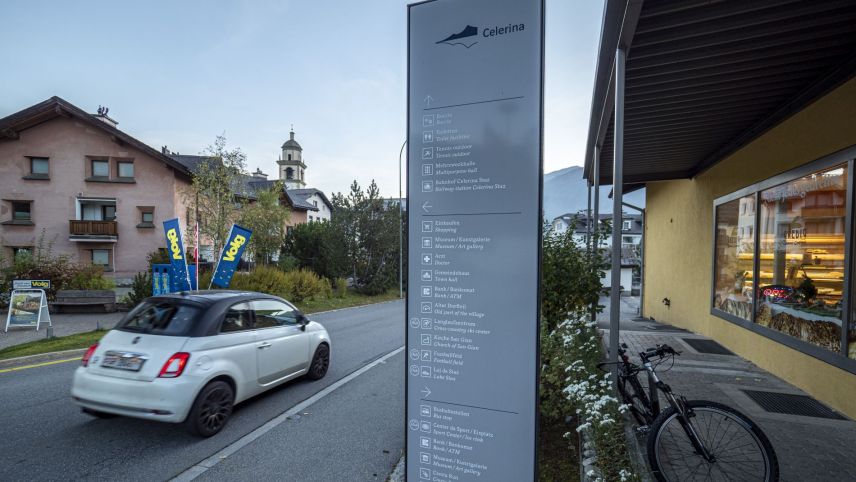 Tar sia nouva signalisaziun ho la vschinauncha da Schlarigna resguardo las linguas tudas-ch ed inglais, la lingua rumauntscha però brich (fotografia: Daniel Zaugg).