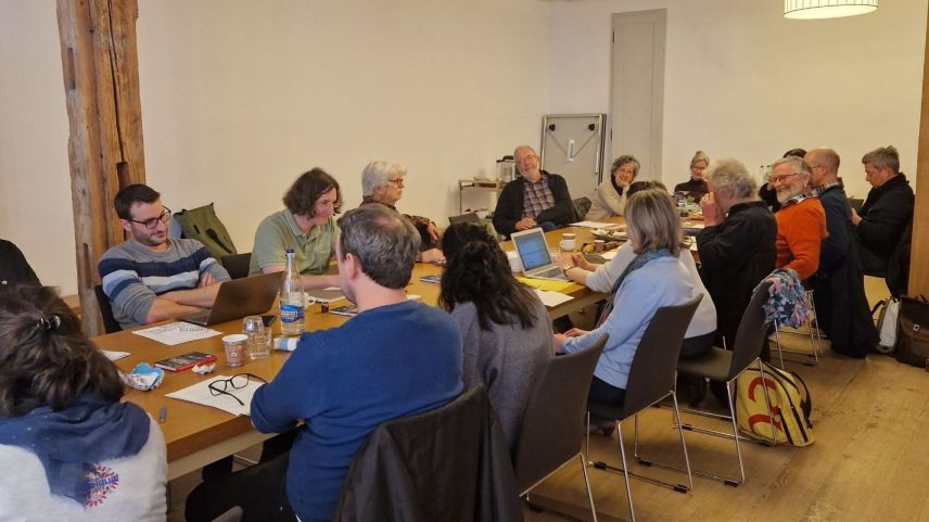 Discussiuns animadas a las Traversadas litteraras in vista al festival LitteraturA Nairs. fotografia: Laura Schütz