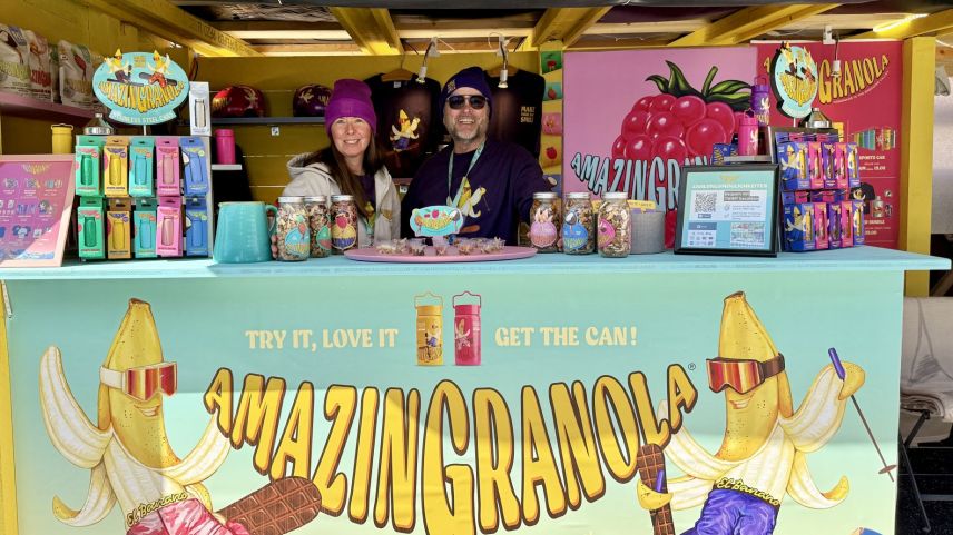 Farbenfroher Stand an der FIS Freestyle-WM Ende März. Foto: Fadrina Hofmann