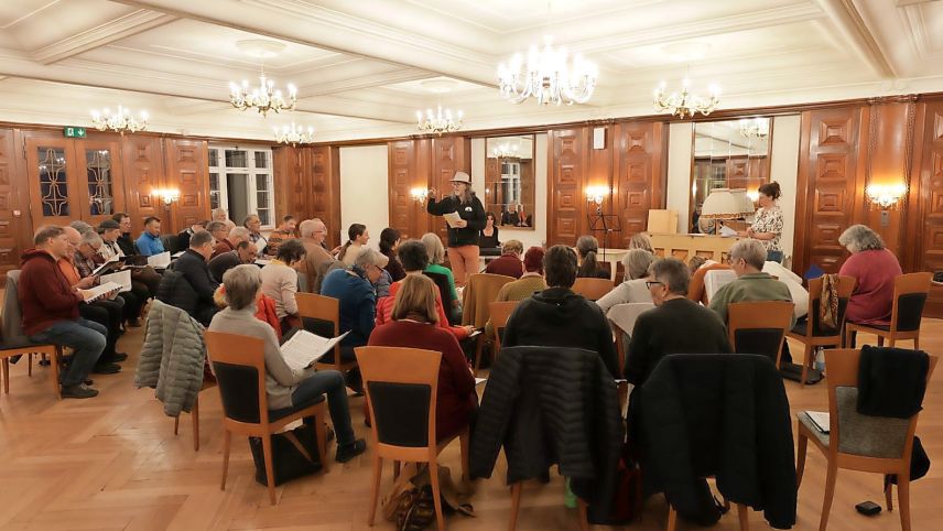 Urs Leonhardt geniesst die Chorprobe mit einheimischen Sängerinnen und Sängern im Hotel Scuol Nairs. Seit Wochen proben rund 50 Sängerinnen und Sänger die «Ode an die Freude» für die Auftritte im kommenden Juni (Foto: Michael Steiner).