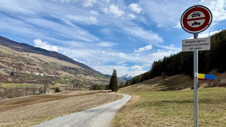 Tenor ledscha superiura esa vairamaing scumandà da transir cun veiculs a motor sün vias champestras e vias da god. Ils cumüns pon far excepziuns e vender permiss. Quels han pisserà per discussiuns a Scuol (fotografia: Fadrina Hofmann).