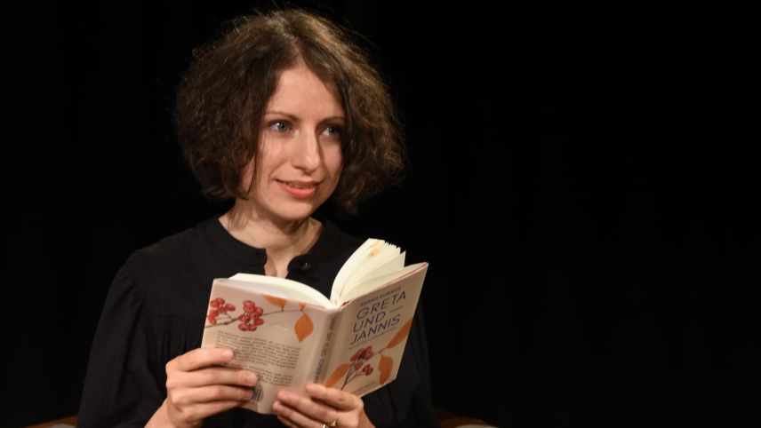Sarah Kuratle hat in Nairs aus ihrem Debütroman «Greta und Jannis» vorgelesen (Foto: Nicolo Bass).