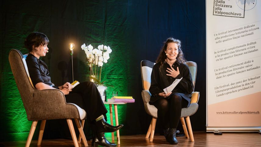 Viola Cadruvi im Gespräch mit Flurina Badel (rechts) in Poschiavo. Foto: Alessandro Belluscio