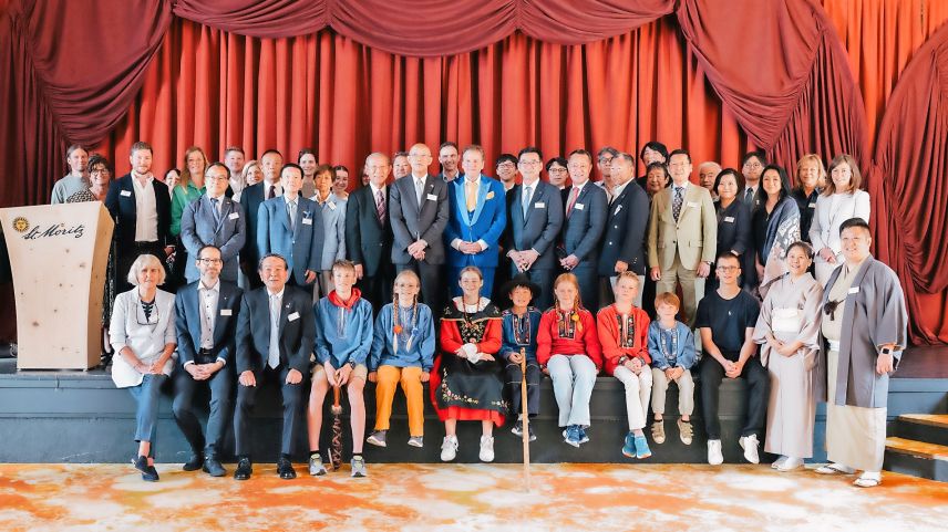 Die Delegationen aus Kutchan und Hakone mit Vertretern der Gemeinde St. Moritz beim Empfang im Hotel Reine Victoria. Foto: Gemeinde St. Moritz