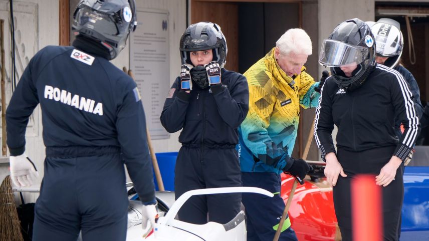 Voluntari Otto Morell s’ingascha, traunter oter, daspö 17 ans scu agüdaunt sül Olympia Bob Run a San Murezzan. fotografias: Jon Duschletta