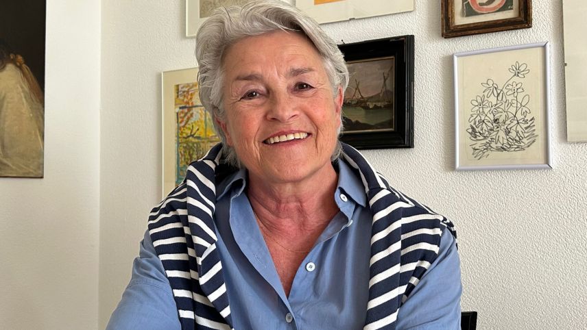 Oriundamaing ha Sabine Schultze-Heim imprais chürunza e plü tard fat bleras scolaziuns per manar chasas d’attempats e da chüra. Daspö sia pensiun assist’la a persunas chi lessan murir (fotografia: Claudia Cadruvi).