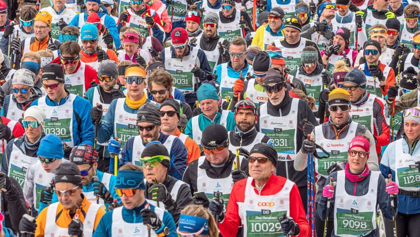 So könnte es am 8. März beim 56. Engadin Skimarathon auch wieder aussehen: Langlaufbegeisterte aus aller Welt, die so schnell wie möglich von Maloja nach S-chanf laufen wollen. Archivfoto: Daniel Zaugg