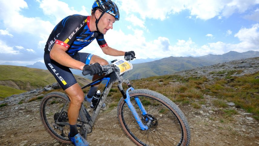 «Cul Pass Chaschauna n’ha eu persunalmaing üna relaziun dad «amur-ödi», disch Urs Huber, il victur da seria dal  Bikemaraton dal Parc Naziunal. Quia es el in acziun dal 2023 precis sur quel pass (fotografia: Martin Platter).