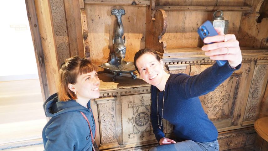 Dieses Duo hat sein Lieblingsobjekt im Engadiner Museum gefunden: Einen Wasserspender in Form eines Fabelwesens, der sie zu einer Geschichte inspiriert.
Foto: Marie-Claire Jur