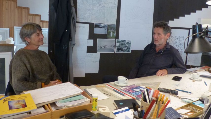 Madlaina Lys e Flurin Bischoff vi da la gronda maisa in l’atelier (fotogafia: Flurin Andry).