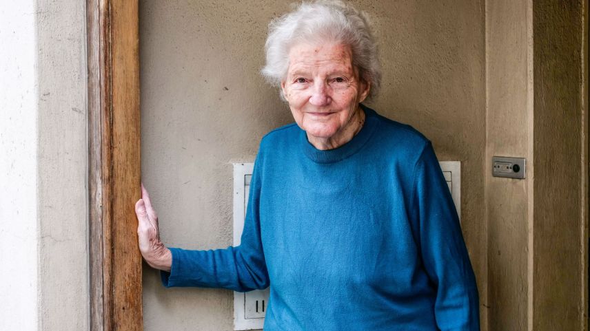 Laura Pfäffli da Sta. Maria ha imprais tessunza amo illa Tessanda veglia in Val Müstair (fotografia: Jon Duschletta).