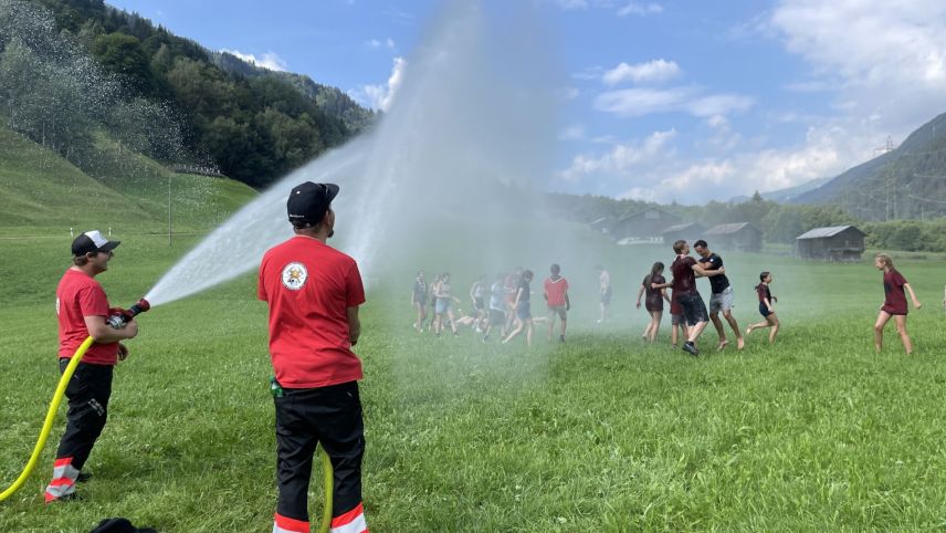 Willkommene Abkühlung dank der Feuerwehr Sumvitg.  Foto: Fadrina Hofmann