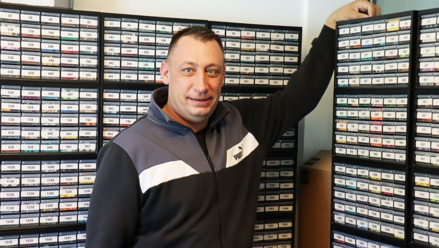 Marco Egua ha drivi in october 2023 üna butia online, chi fa commerzi cun legos e chi vain gestiunada da Müstair oura (fotografia: Martin Camichel).