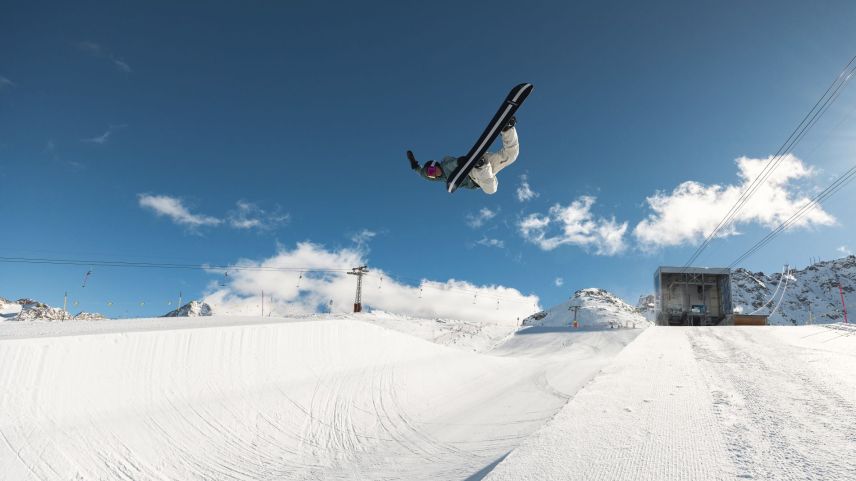 Die Halfpipe ist eine der ikonischsten Disziplinen im Freestyle-Sport. In der zweiten WM-Woche wird die Halfpipe auf dem Corvatsch Schauplatz waghalsiger Sprünge. Foto: Engadin Tourismus AG / Fabian Gattlen