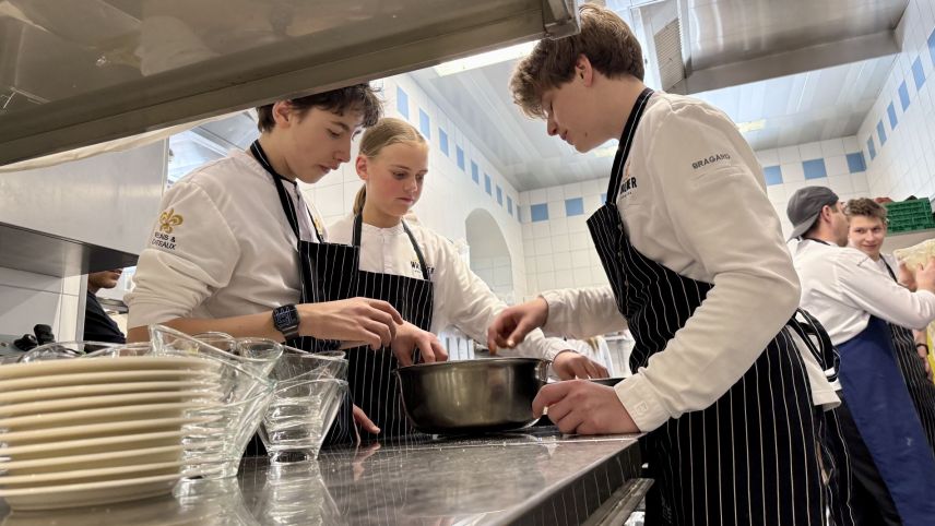 Schülerinnen und Schüler der Oberstufe Pontresina schnuppern im Gastrounternehmen. Foto: Fadrina Hofmann