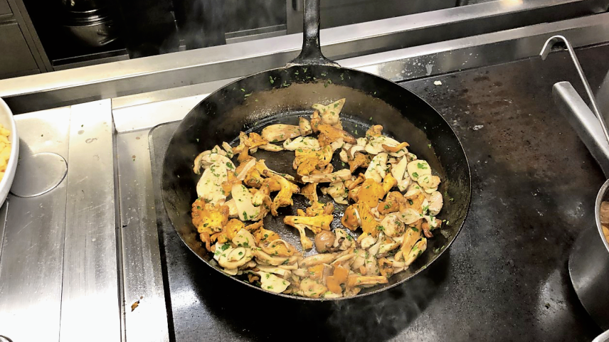 Delikatesse Funghi trifolati: Ragout aus Steinpilzen und Pfifferlingen. Foto: Marie-Claire Jur