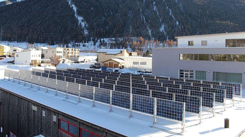 Die neue bifaziale Photovoltaik-Winterstromanlage der Engadiner Kraftwerke AG in Zernez liefert mit 90 Modulen 28,4 Kilowatt-Peak Leistung. Foto: EKW Zernez
