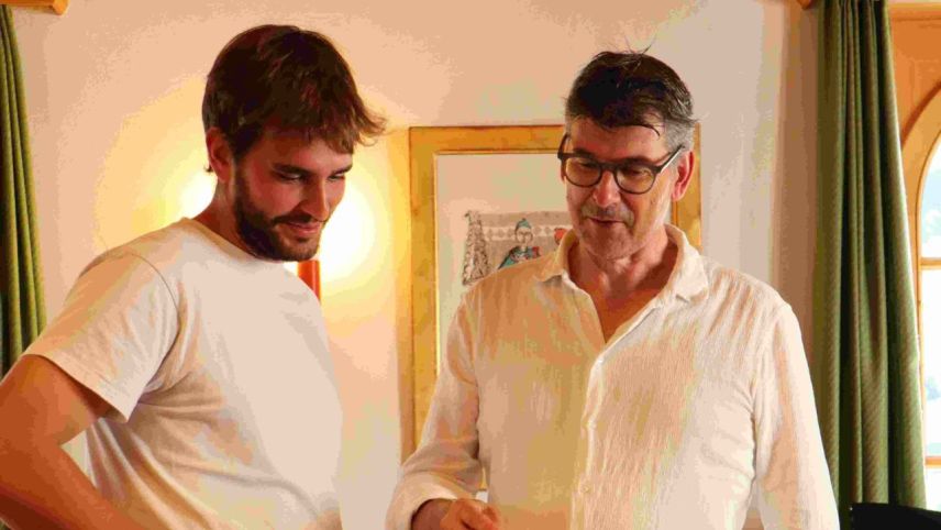 Curdin Lansel (a dretta) piglia cumgià dal Cor Proget sco dirigent. El surdà la bachetta a Marcel Heis (fotografia: Martin Camichel).