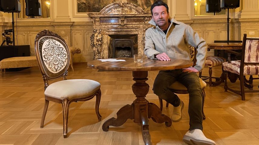 Florian Ast hat das Hotel Scuol Palace als Location für den Videoclip seines Lieds "Vergässa" gewählt. Foto: Fadrina Hofmann