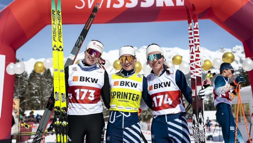 Feierten einen Engadiner-U18-Dreifachsieg über die Langdistanz (von links): Saskia Barbüda, Lina Bundi und Chiara Fröhlich. Foto: Swiss-Ski/Nordic Focus