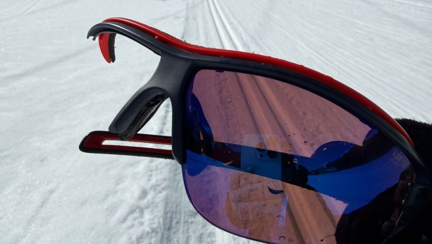 Nach der Schanzenabfahrt in St. Moritz wurde diese kaputte Brille liegengelassen. Foto: Katja Schneider