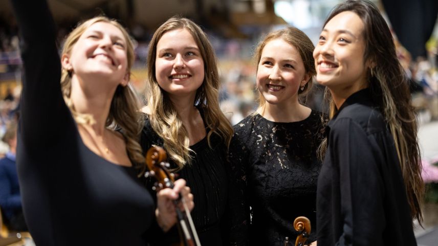 Die Musikerinnen des Golden Gate Symphony Orchestra haben sichtlich Spass.  Foto: Dominik Täuber
