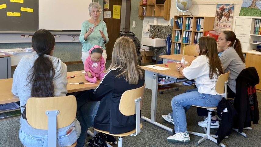 Elternberaterin Tabea Schäfli erklärt die Theorie rund um die Säuglingspflege. Foto: Fadrina Hofmann