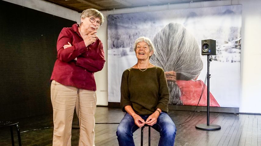 Monika Drach (a schnestra) e Gianna Vital-Janett immez l’installaziun audio-?fila i’l Kunstraum Riss a Samedan.