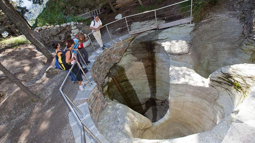 32 von 102 Gletschermühlen sind im Gletschergarten Cavaglia freigelegt worden. Foto: Associazione Giardino dei Ghiaccai Cavaglia