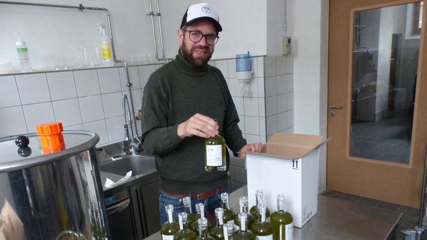 Il likör d’iva cha Andi Brechbühl ha prodüt a Tschlin es pront per pakettar e trametter (fotografia: Flurin Andry).