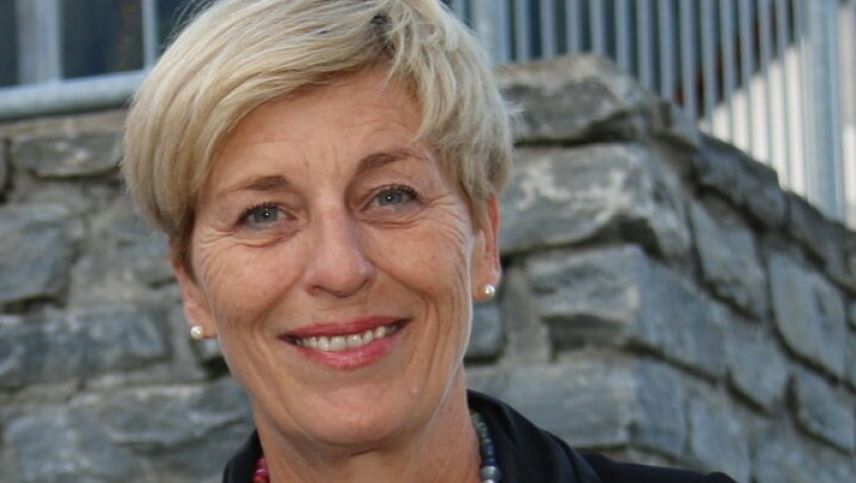 Urezza Famos maina daspö il 2022 la Lia Rumantscha sco presidenta, fin l’october 2025 amo insembel cun Gianna Luzio ed uossa ad interim 
suletta. fotografia: Hans Huonder