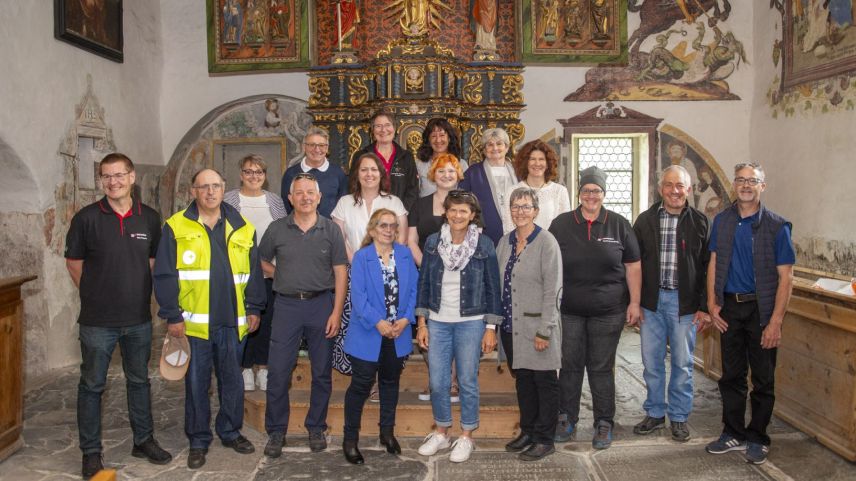 Die Engadiner Prämierten: Hintere Reihe, von links: Arno Tragust vom SV Zernez, Paolina Gosatti vom SV Pontresina; mittlere Reihe, rechts: Monika Rade, SV Celerina, und Monika Alder, SV Pontresina, fünfte von links. Foto: z. Vfg.