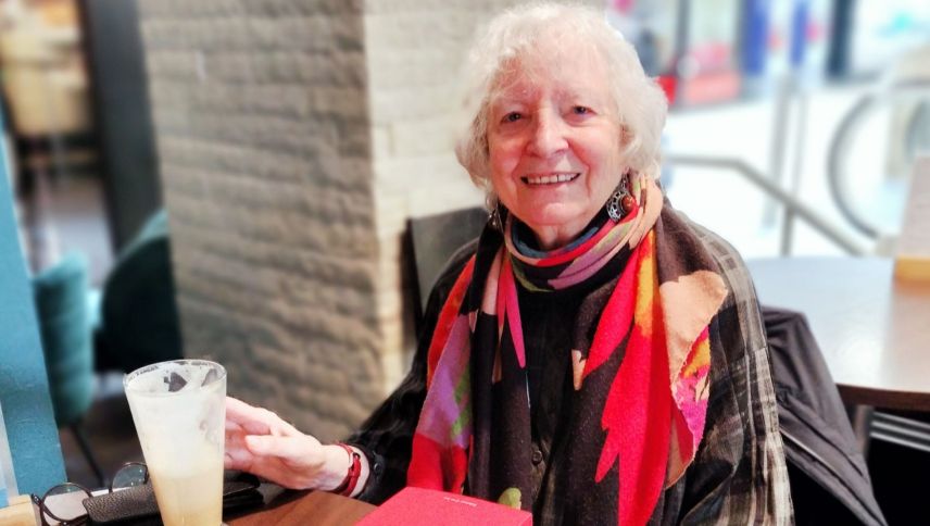 Eir cun 84 ons es Denise Mützenberg activa e quinta da pü bod e siglia i’l uossa cun poesias pü veglias sco eir modernas (fotografia: Olivia Portmann-Mosca).