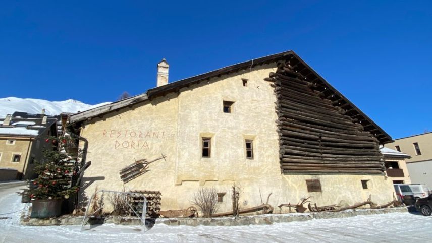 Il restorant Dorta a Zuoz es ün dals restorants chi ha stuvü serrar. Tuot ils collavuraturs han stuvü ir in quarantena o in isolaziun (fotografia: Martin Camichel).