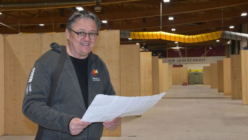 Jon Armon Strimer ha parti aint ils stands ed ha provà da resguard tuot ils giavüschs dals exposituors (fotografia: Nicolo Bass).